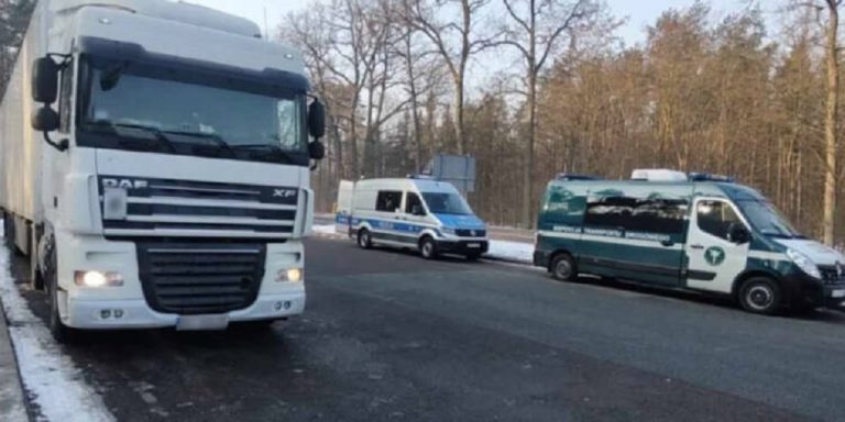 Дальнобойщик незаконно перевозил опасные вещества