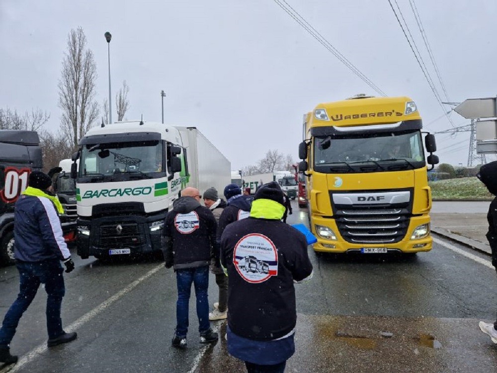 Французские дальнобойщики протестовали против иностранных Протест дальнобойщиков во Франции