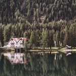 Дом у озера на природе в зелёных зонах