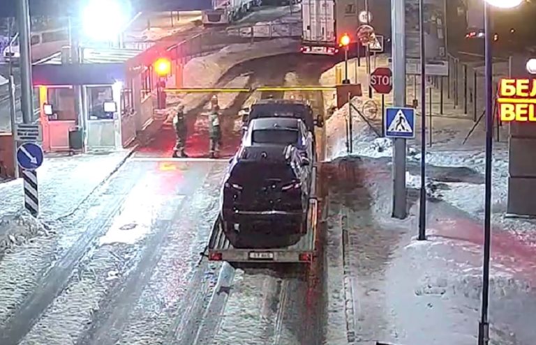 Автовоз попался с марихуаной на границе
