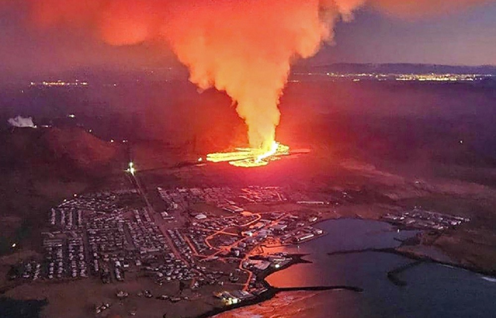 Эксперты подтверждают: исландский разлом пробудился спустя 800 лет Извержение на окраине Гриндавика, 14 января 2024 года