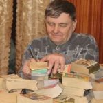 Пенсионер Иван Волошин пишет на календарях