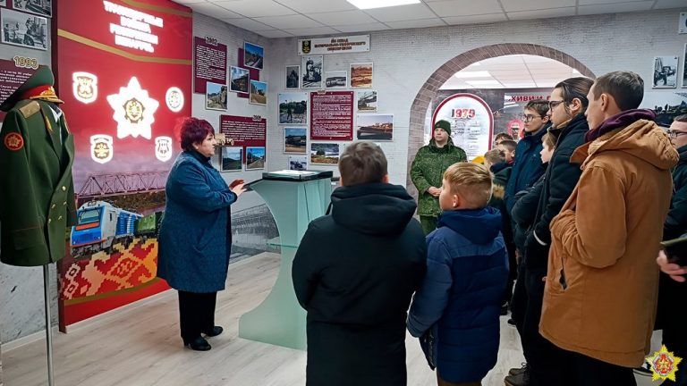 Школьников в Беларуси будут учить переводить допрос англоязычных пленных школьники перевод военный музей