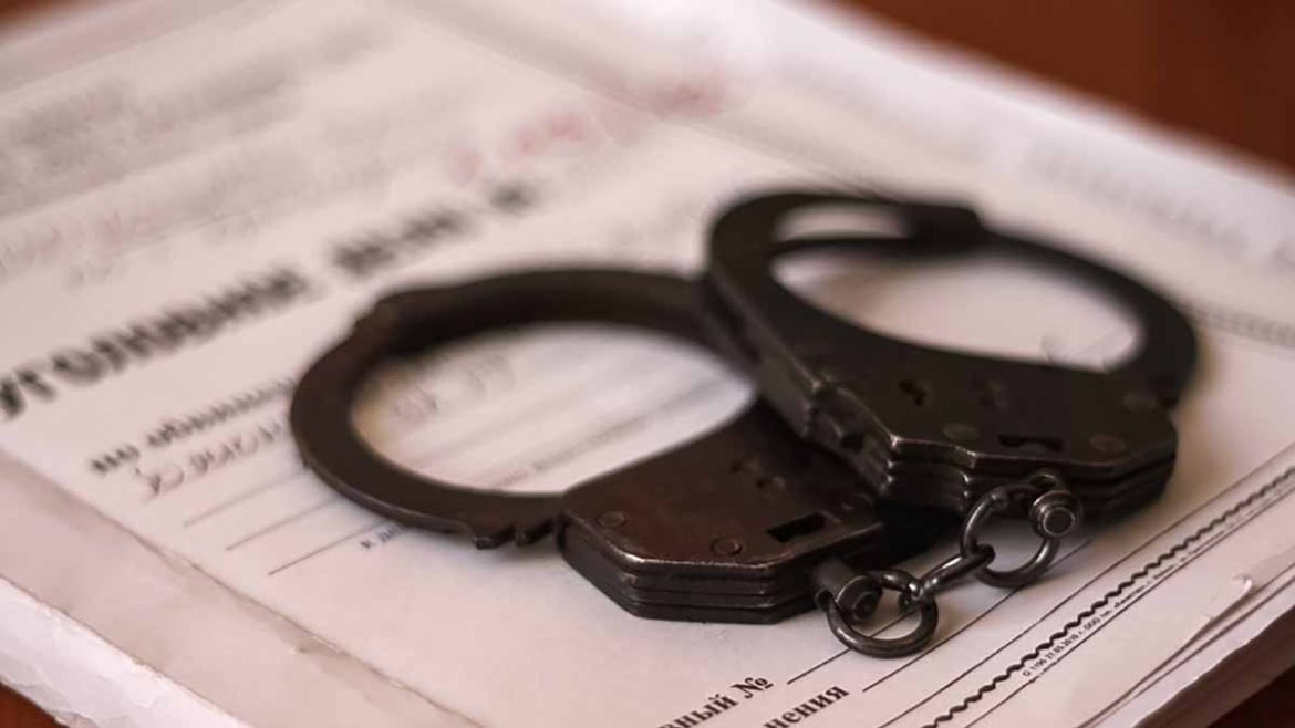 Должник угрожал ножом участковому и судебному исполнителю