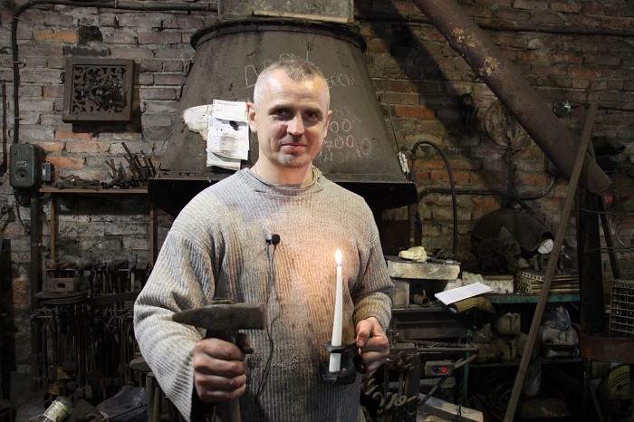 Кузнец Михаил Козлович из Берёзы в своей кузне. Фото из архива, 2023