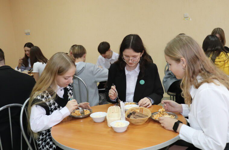 З новага навучальнага года ўсе школьнікі Беларусі будуць харчавацца інакш