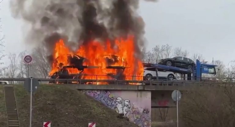 В Германии горел автовоз дальнобойщика из Беларуси
