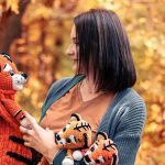 вяжет игрушки в декрете