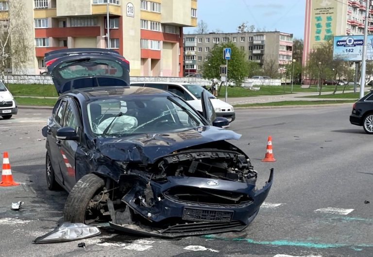Авария в Бресте: женщину с Форда и ребенка с Линкольна увезли в больницу дтп Брест форд