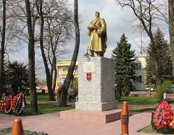 Памятник в Комсомольском сквере Берёзы