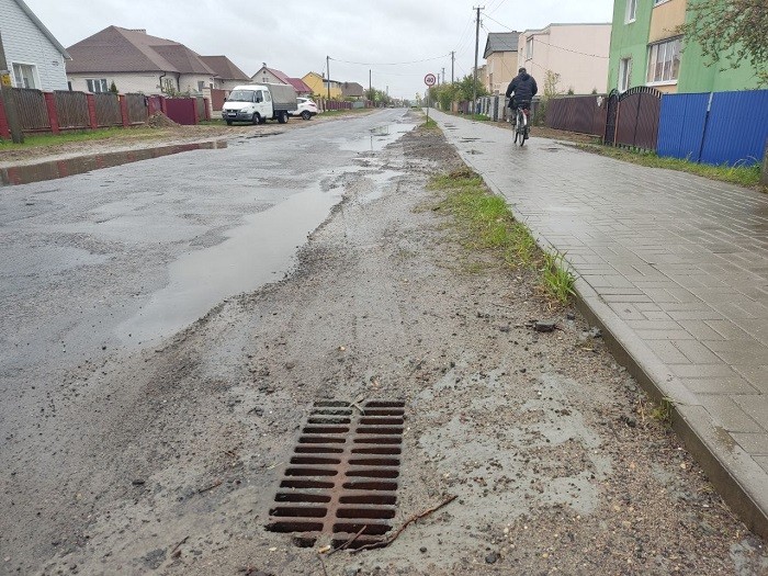 Ливнёвку на улице Механизаторов в Ивацевичах сделали, но она полностью не отводит лужи