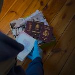 Подделывала документы