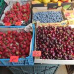 Черешня и клубника на рынке в Ивацевичах май 2024