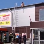 Голый на крыше в Барановичах