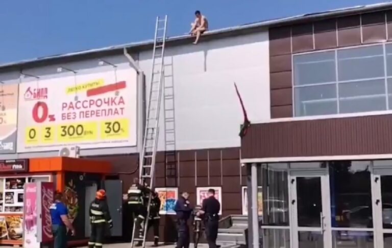 Голый на крыше в Барановичах
