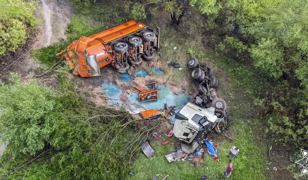 Бензовоз упал с моста через Днепр в Речицком районе