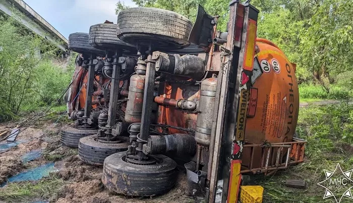 Бензовоз упал с моста через Днепр в Речицком районе