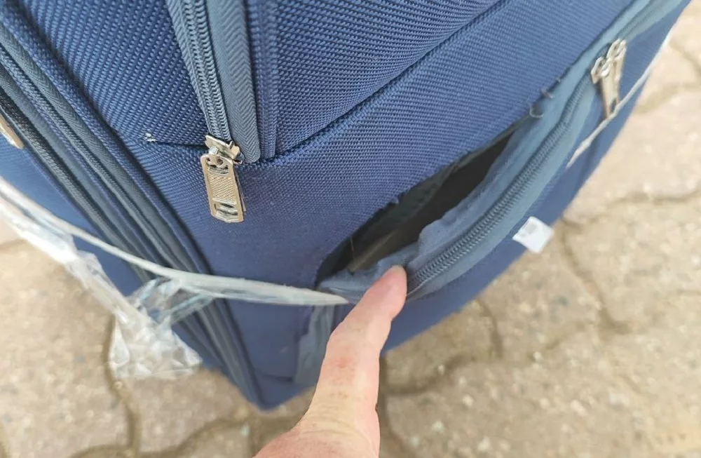 Белорус показал, как потрошат чемоданы в аэропорту Москвы Белорус рассказал, как потрошат чемоданы в аэропорту Москвы