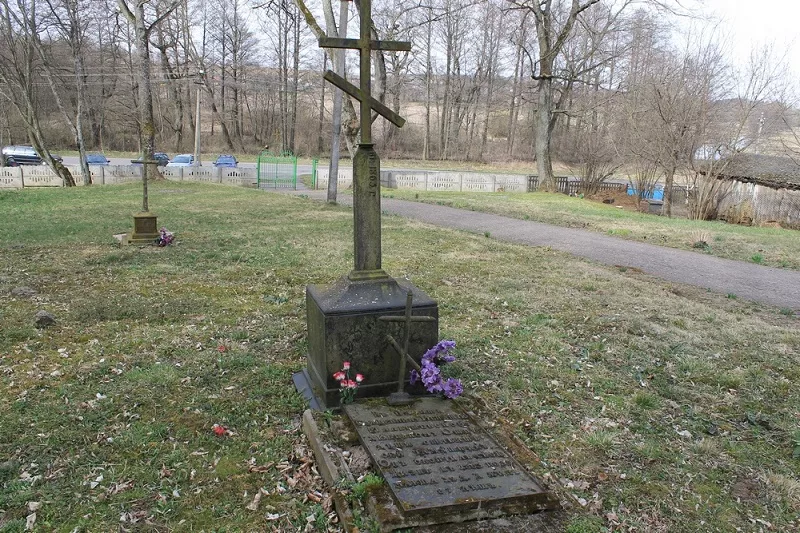 Могилы священников и донаторов на территории церкви