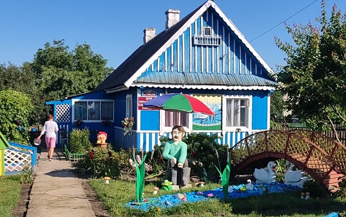 Этот дом в Сельце Берёзовского района трудно не заметить