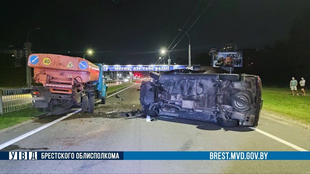 В Бресте бус врезался в авто дорожников, а в Барановичах женщина перепутала педали