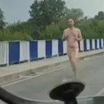 Голый бежал на границе