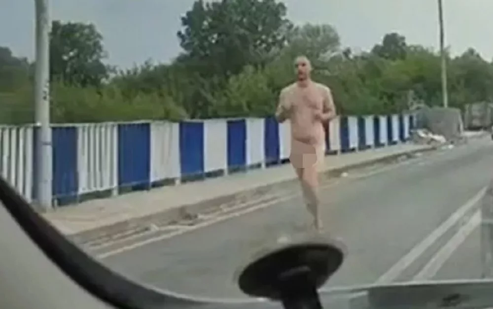 Голый бежал на границе