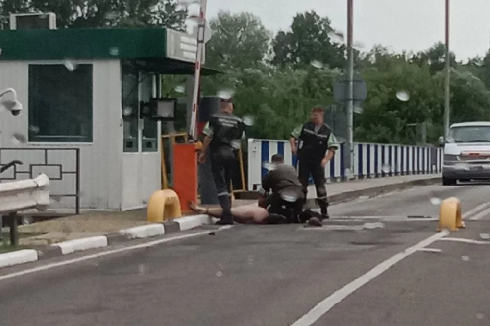 Голый на границе