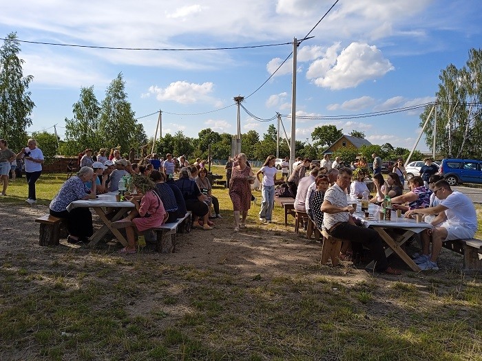 Приезжие уроженцы деревни Соболи вспоминали за столами былое