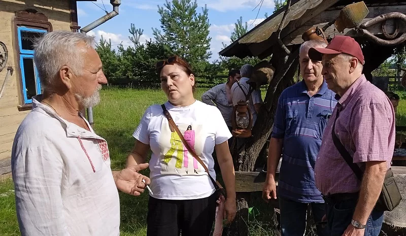 Художник Анатолий Желудко, который создал из этой деревни музей