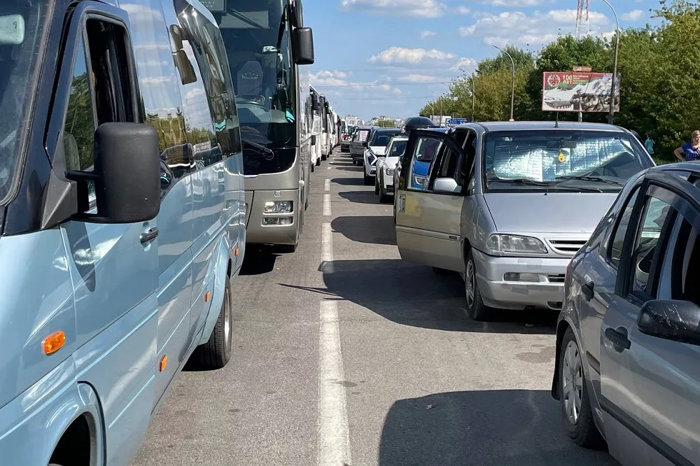 Вместо пляжа – Тересполь, 45 автобусов на границе в ЕС Очередь на границе в Бресте