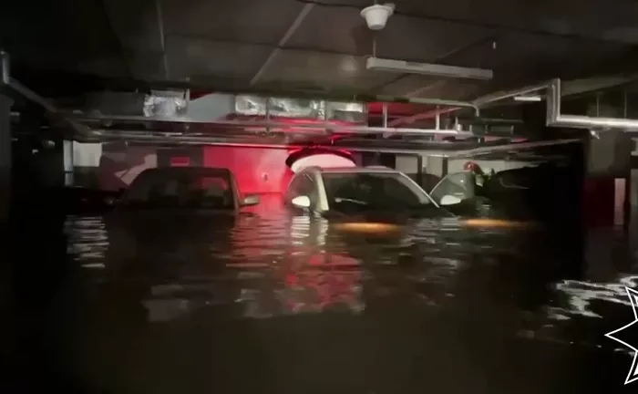 На подземном паркинге по ул.Коласа,73 к.3  полностью под водой оказались 14 автомобилей
