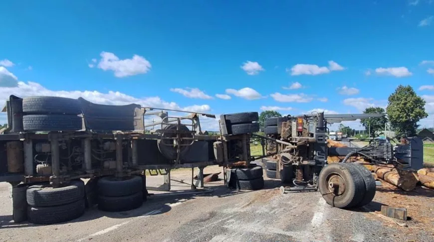 Лесовоз перевернулся и разбросал бревна в Пружанском районе