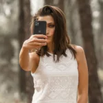 Девушка с айфоном