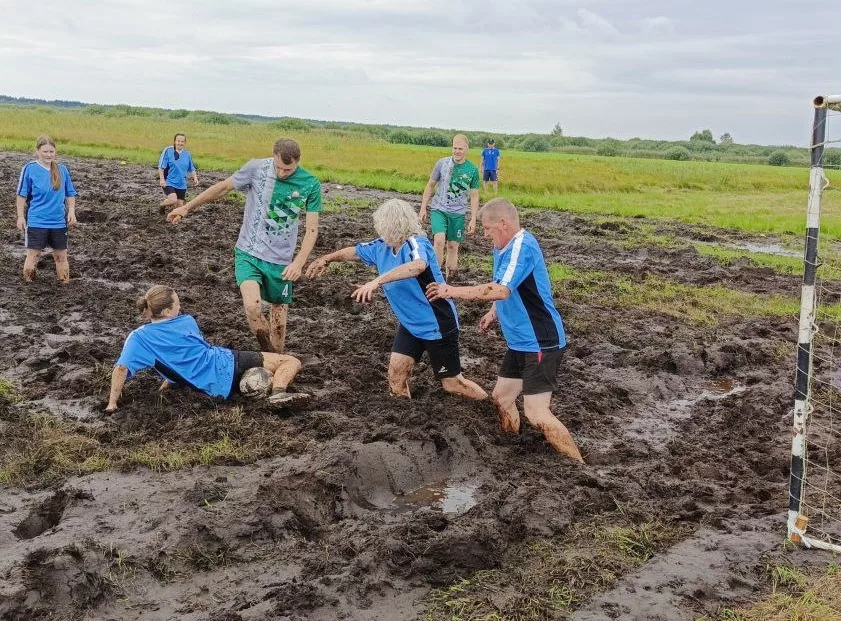 Футбол на болоте