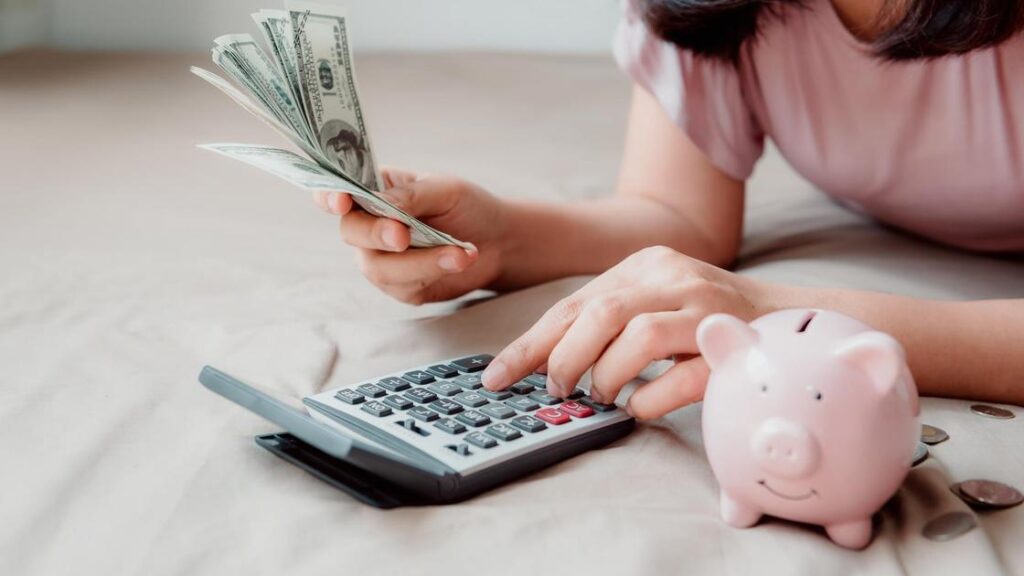 На что жители Беларуси тратят и копят деньги в 2024 году деньги