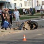 Минивен провалился под землю в Бобруйске