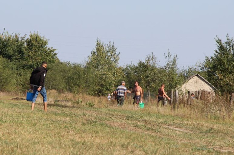 Мужчины из деревни вышли помогать пожарным