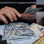 Надо ли запасаться валютой и грозит ли девальвация?