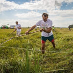 Косит траву