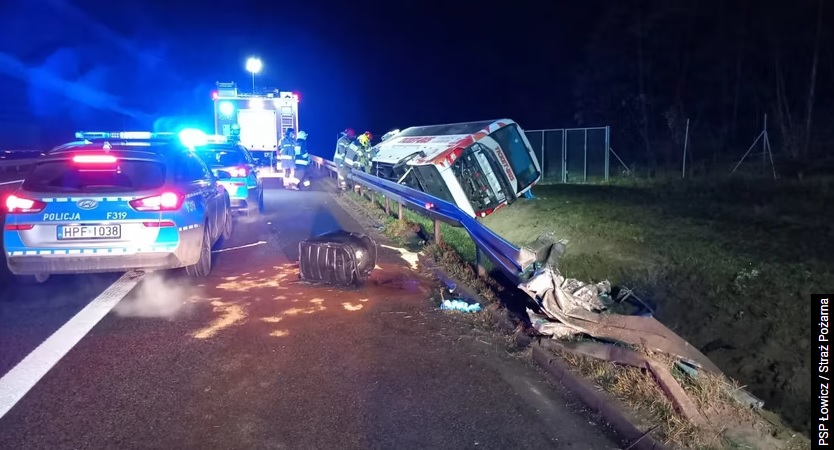 Автобус на боку в кювете