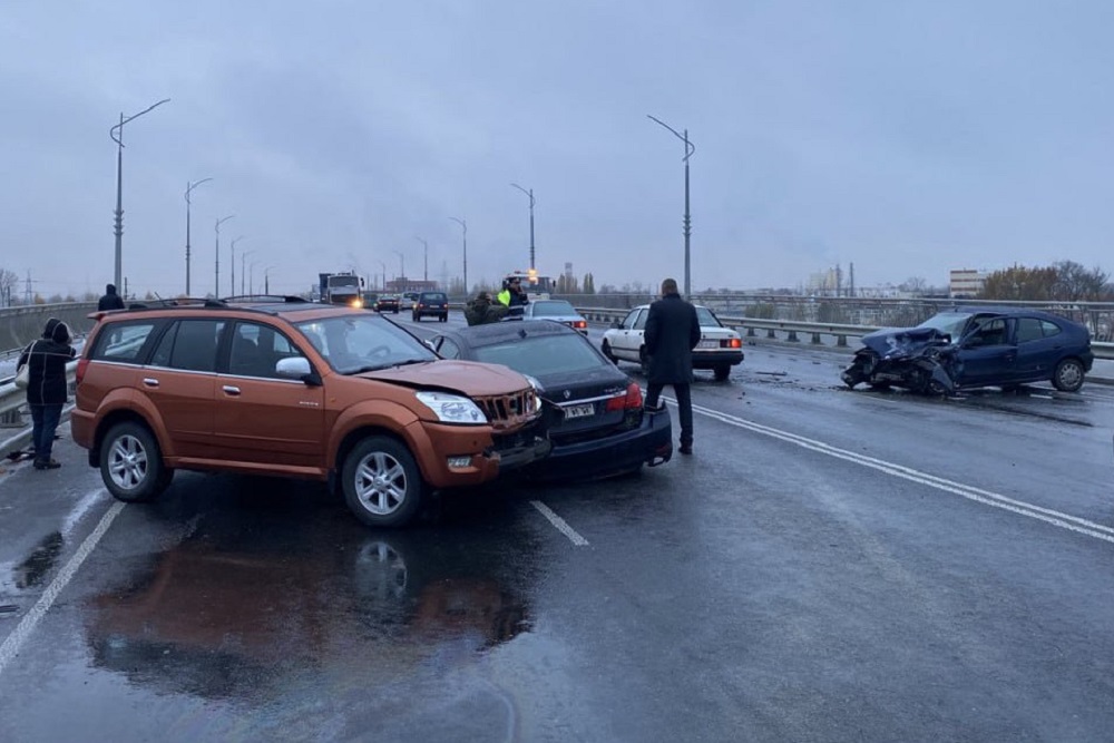 В Кобрине утром внезапно машины стали биться на мостах