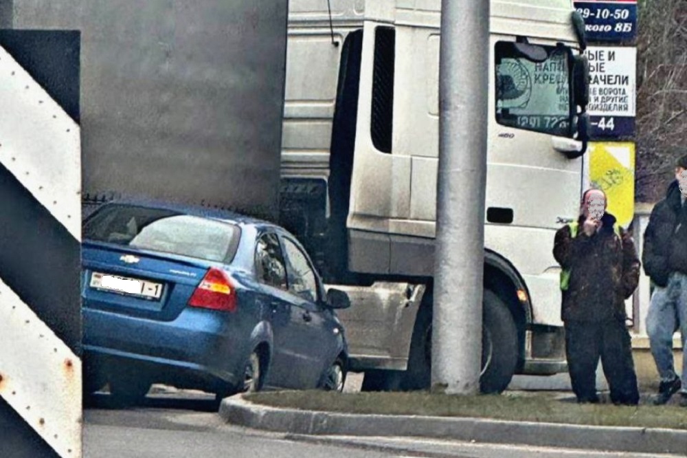 ДТП фуры и легковушки в Бресте. Попала в слепую зону?