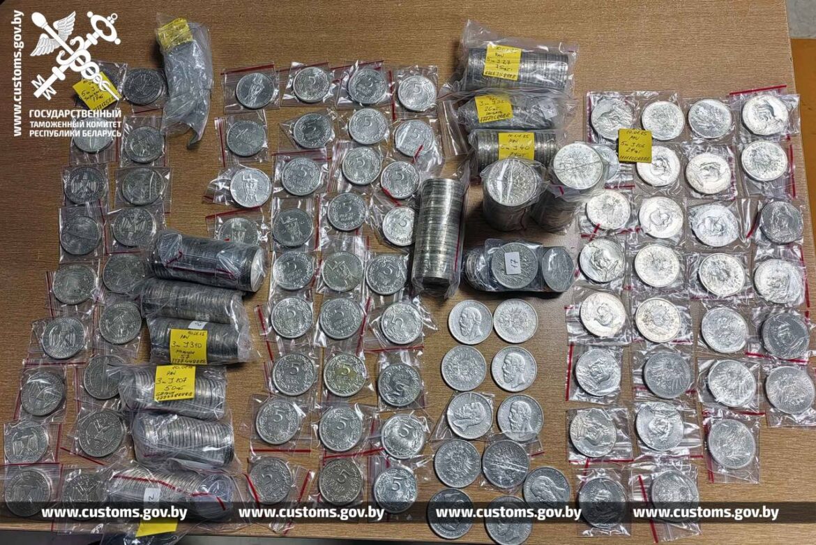 Монеты в автобусе везли через границу