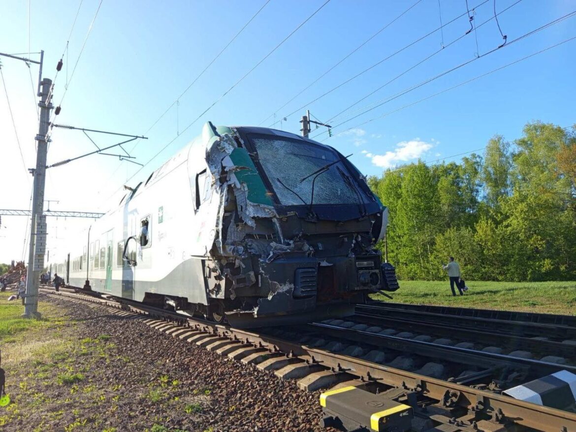 Поезд столкнулся с лесовозом