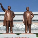 Памятник вождям в Северной Корее