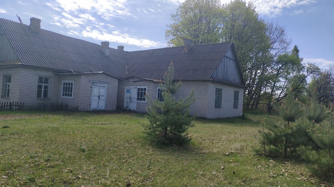 Тишина вместо звонка: в Брестской области с молотка продают сельскую школу школа в д. Мельники