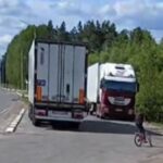 Девочка моет фары, чтобы купить еды