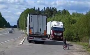 Девочка моет фары, чтобы купить еды