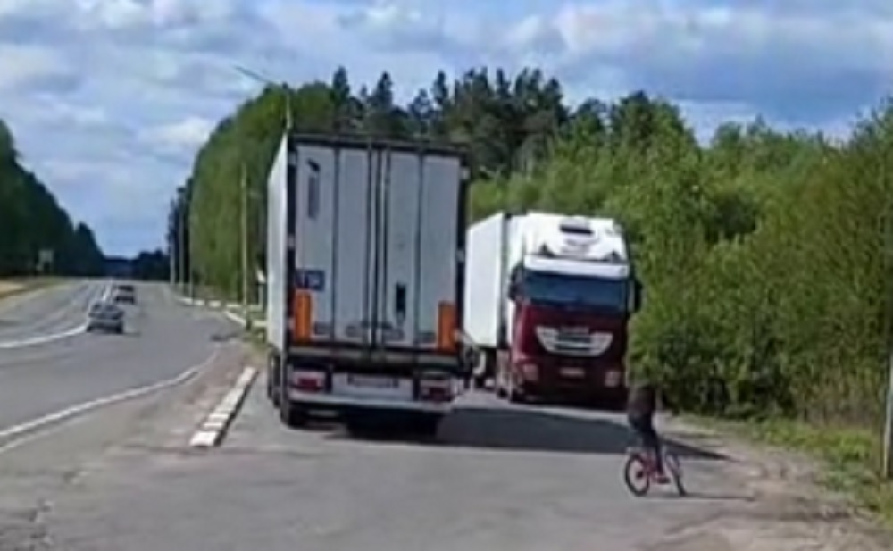 Дальнобойщик показал девочку, которая моет фары, чтобы купить еды Девочка моет фары, чтобы купить еды